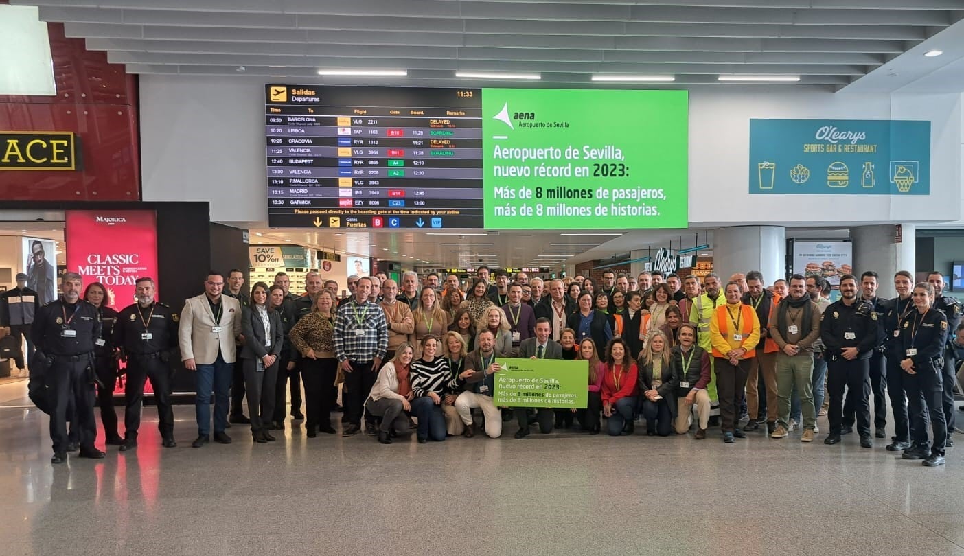 Foto conmemorativa del récord de pasajeros en el aeropuerto de Sevilla en 2023