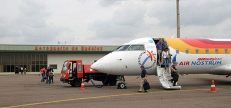 Viajeros descienden de un avión de Air Nostrum en Badajoz