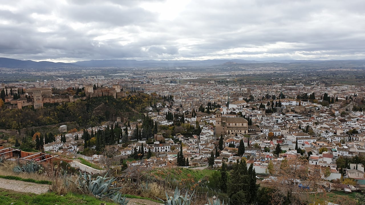 Panorámica de Granada con el barrio del Albaicín en primera plano y la Alhambra, al fondo