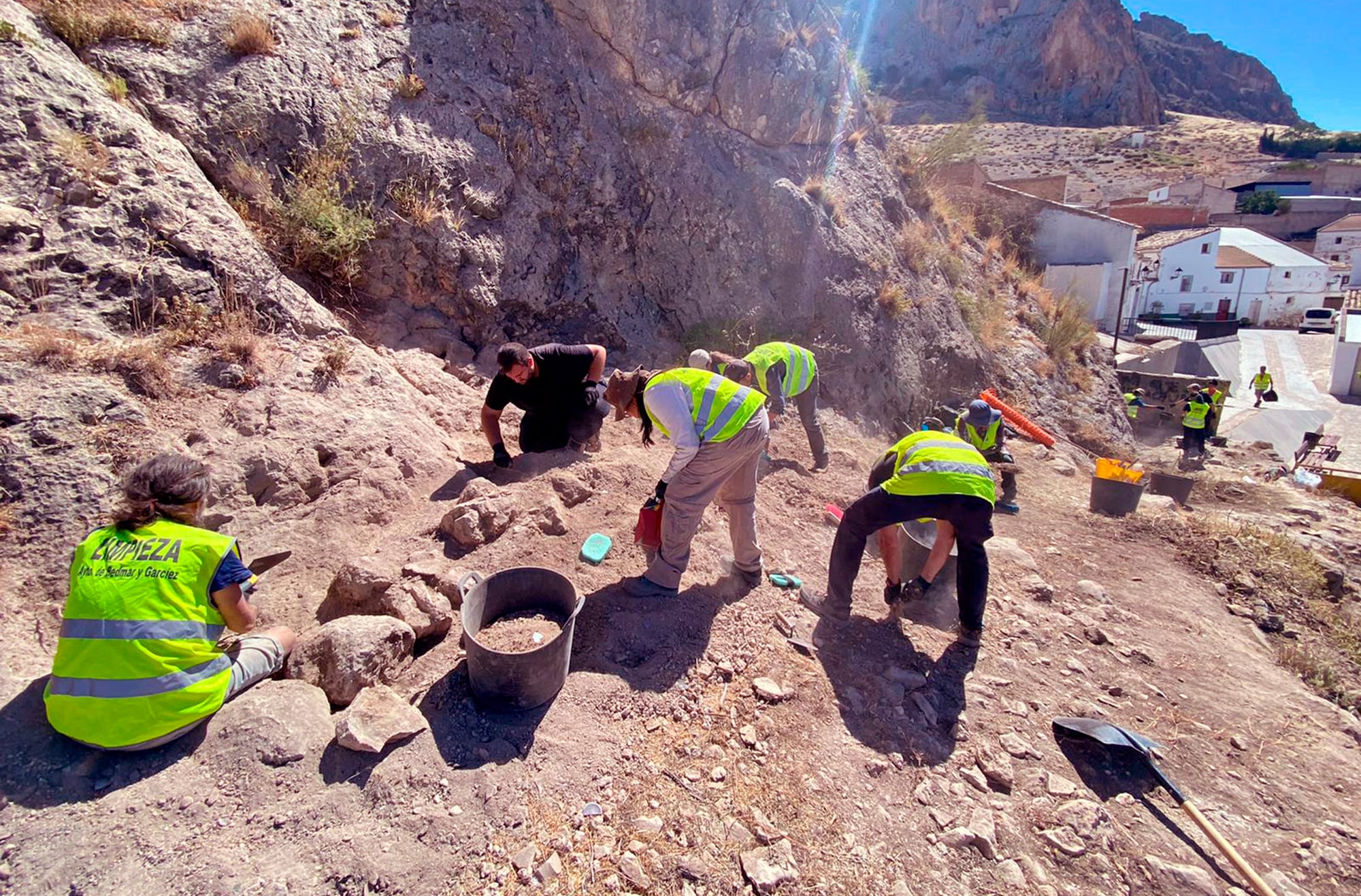 Trabajos de los voluntarios en el Castillo de Bedmar