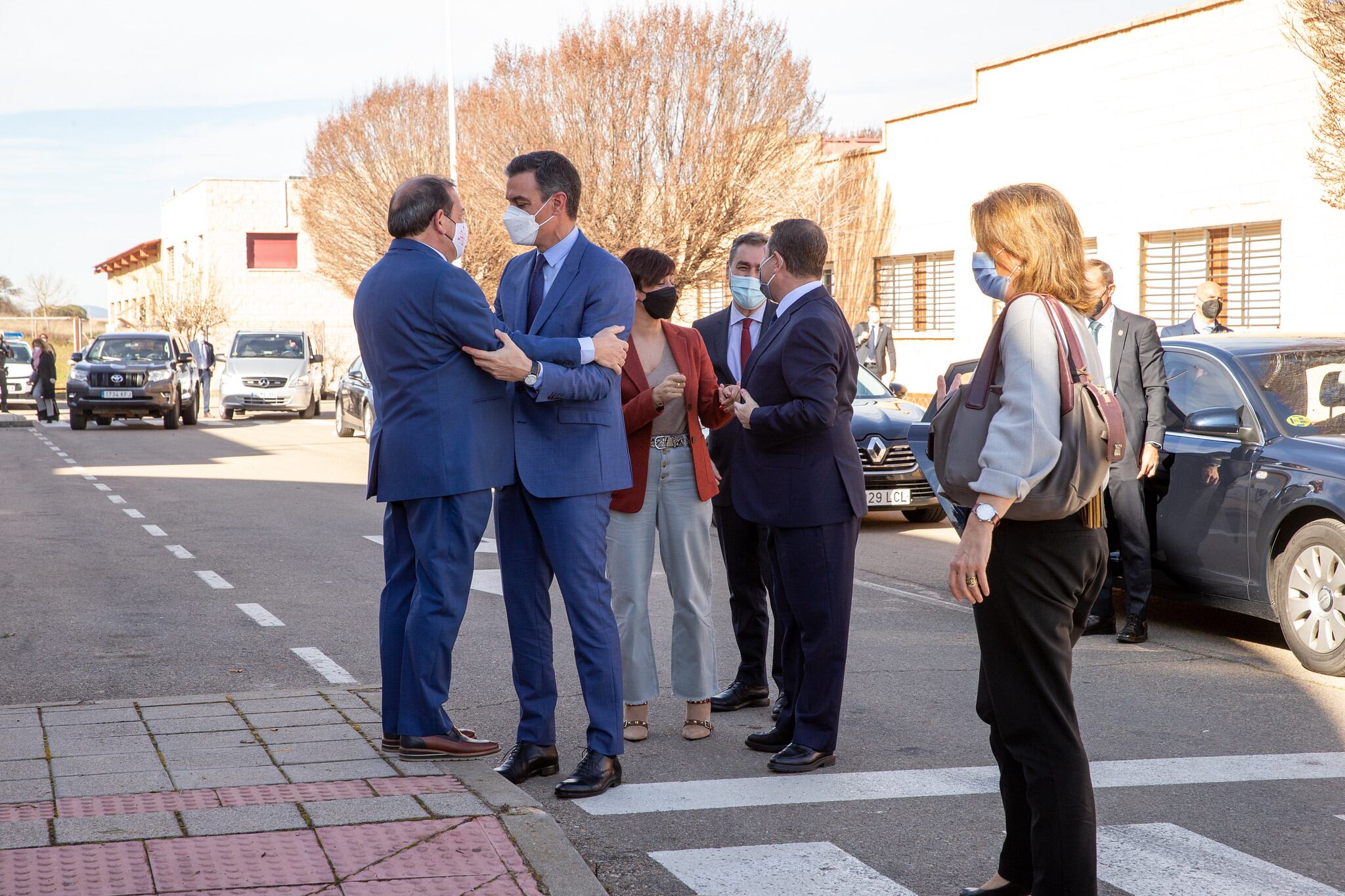 Pedro Sánchez, saludando al alcalde de Puertollano Adolfo Muñiz