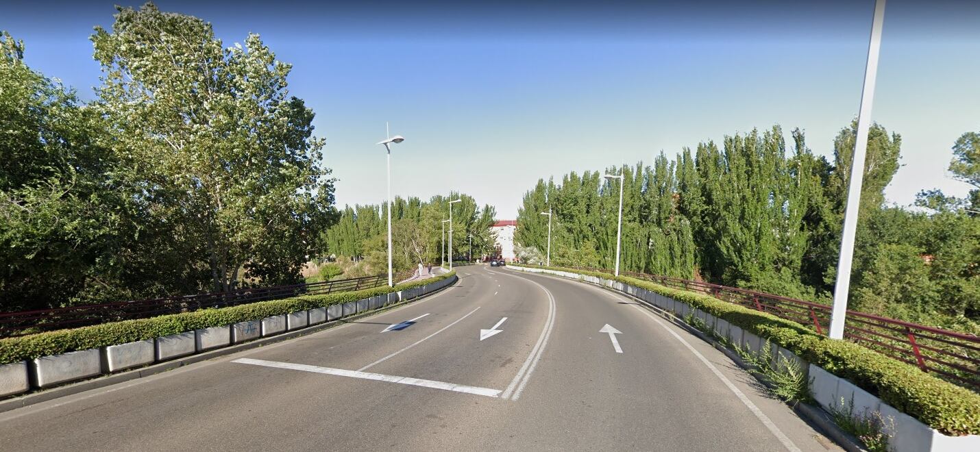 El joven se lanzó al agua para rescatar a la persona que había caído al río