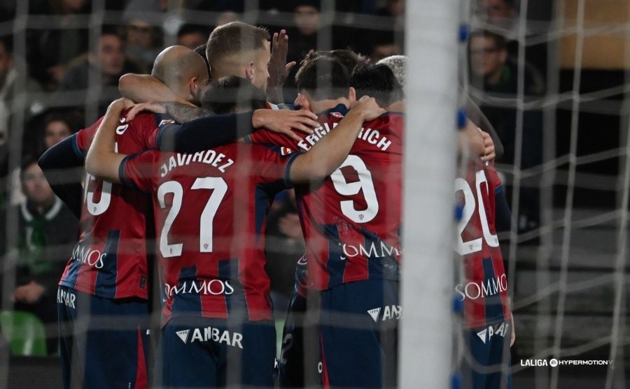 Los jugadores de la SD Huesca celebran el gol de Soko que le dio los tres puntos en Santander