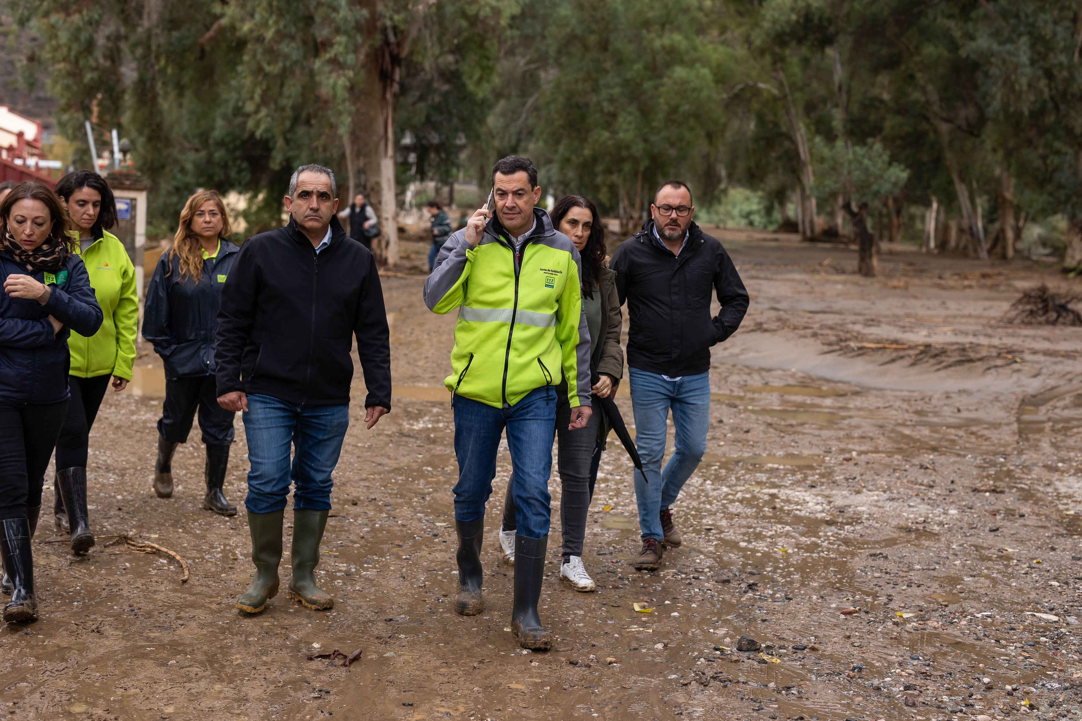 GRAF3908. ÁLORA (ESPAÑA), 30/10/2024.- El presidente de la Junta de Andalucía, Juanma Moreno (3d), junto al alcalde de Álora, Francisco Martínez (4d), durante su visita tras el desborde del río Guadalhorce ayer debido a las lluvias torrenciales a consecuencia del paso de la dana que también ocasionó el descarrilamiento de un AVE en este municipio y que ha dejado en Andalucía innumerables incidencias. EFE/Carlos Díaz
