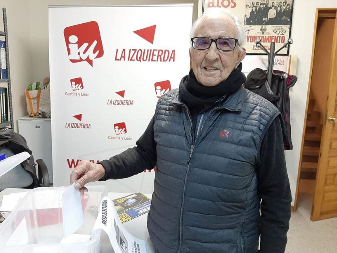 Nicolás Berzal en una votación de Izquierda Unida