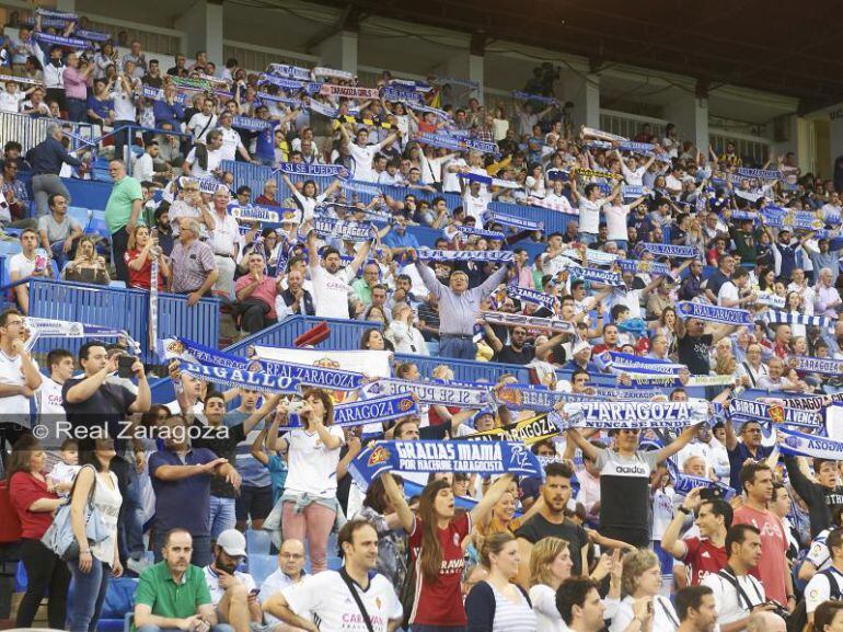La afición del Real Zaragoza volvió a apoyar al equipo durante todo el partido jugado en La Romareda