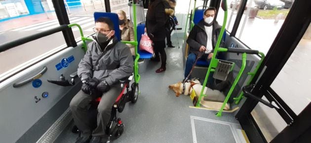 Jose Luis Poyatos, en silla de ruedas y Jacobo con su perro guía nos han contado que la accesibilidad ha mejorado en los nuevos vehículos