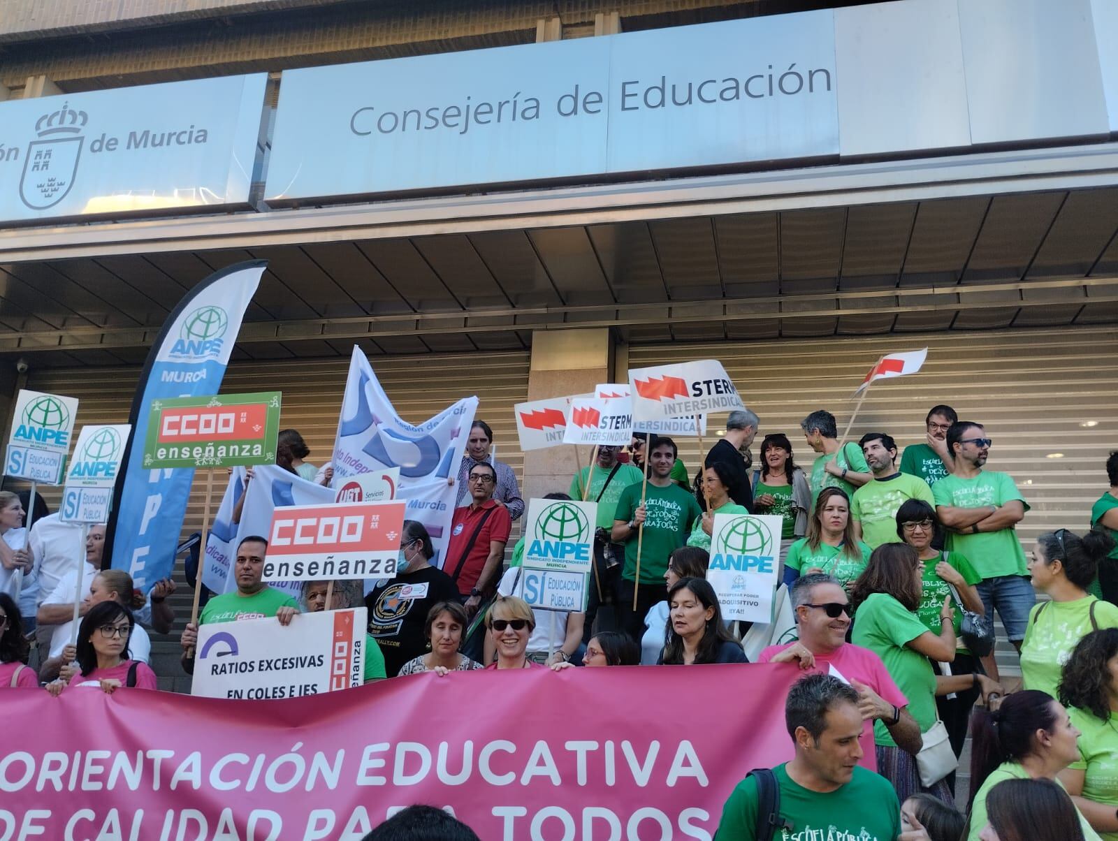 Concentración de docentes frente a la consejería de Educación