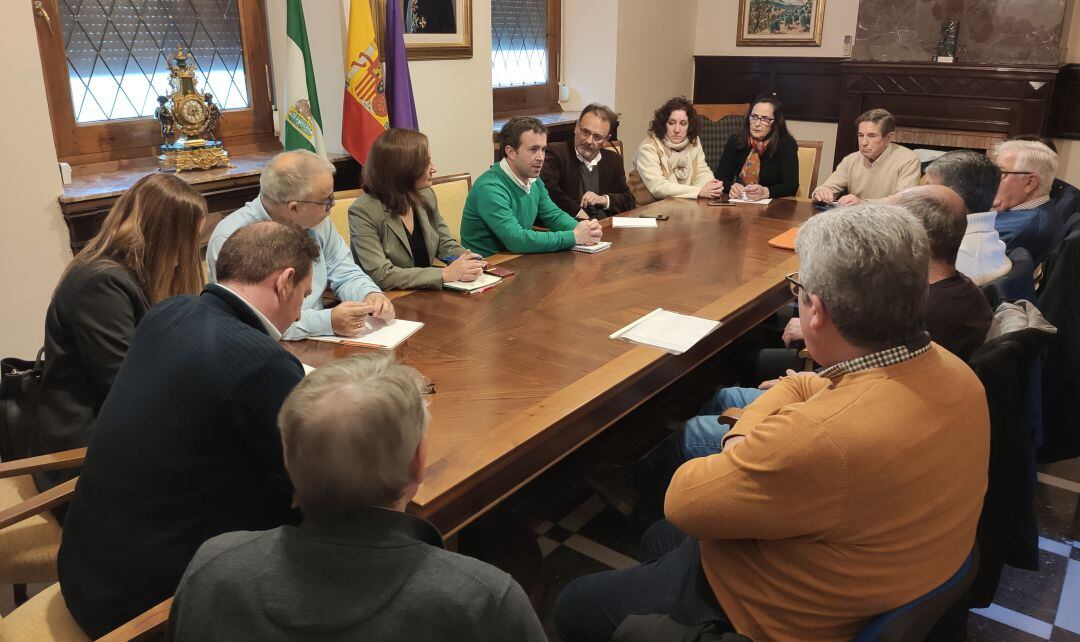 El alcalde ha explicado esa idea a los representantes de asociaciones vecinales de la zona sur