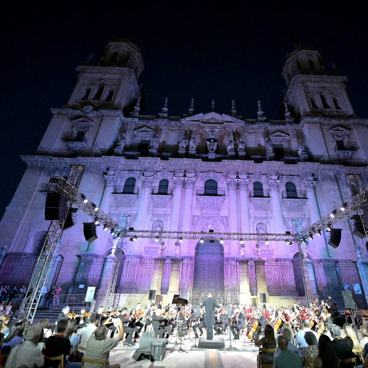 La Orquesta Sinfónica del Festival de Otoño y la Escolanía de la Catedral conquistan la plaza de Santa María con un concierto multitudinario