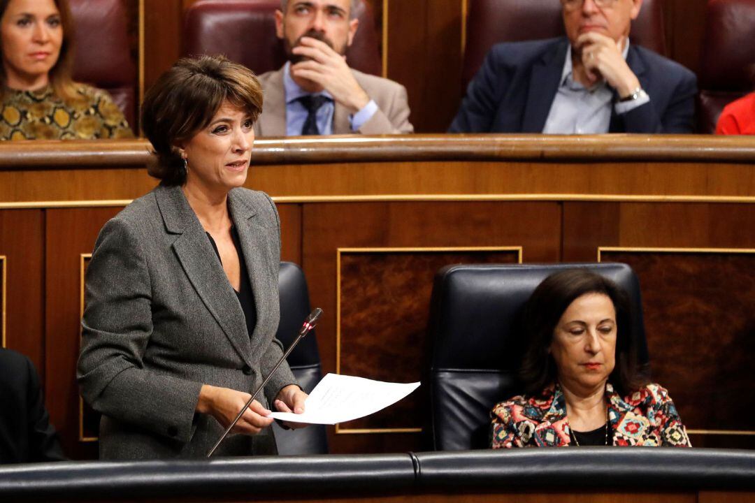 La ministra de Justicia en funciones, Dolores Delgado (i), durante su intervención en la segunda y última sesión de control de la legislatura este miércoles en el Congreso. Junto a ella, la ministra de Defensa, Margarita Robles. 