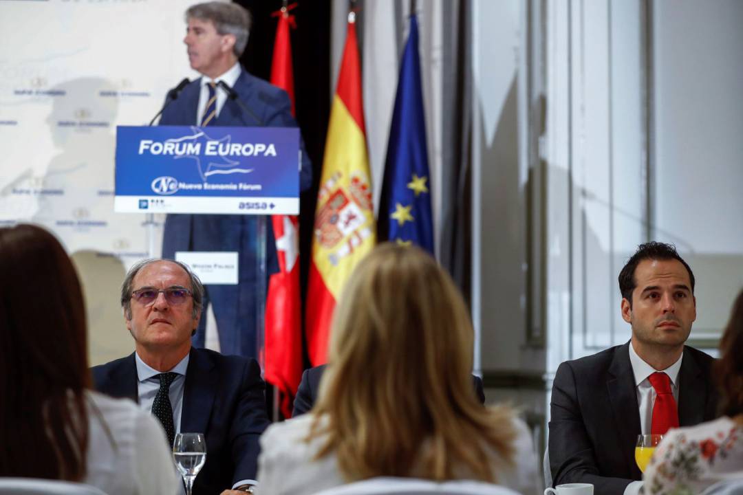 Los portavoces del PSOE-M y Ciudadanos en la Asamblea de Madrid, Ángel Gabilondo e Ignacio Aguado (d), asisten a un desayuno informativo protagonizado por el presidente de la Comunidad de Madrid, Ángel Garrido. 