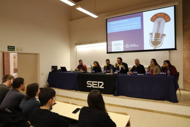 Edición especial del programa Hoy por Hoy Córdoba, desde la Universidad Loyola, con motivo del Día Mundial de la Radio. En la mesa, el profesor de radio, José María Martín y varias alumnas de comunicación.