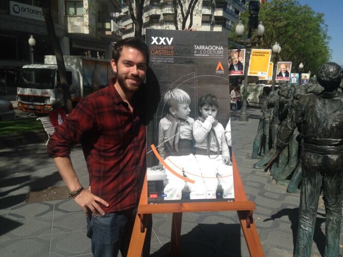 David Oliete, nét de l&#039;autor de la fotografia, amb el cartell promocional