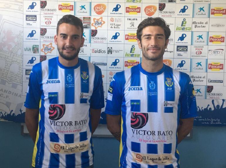 Andrés del Olmo (i) y 'Piña' con la elástica blanquiazul.