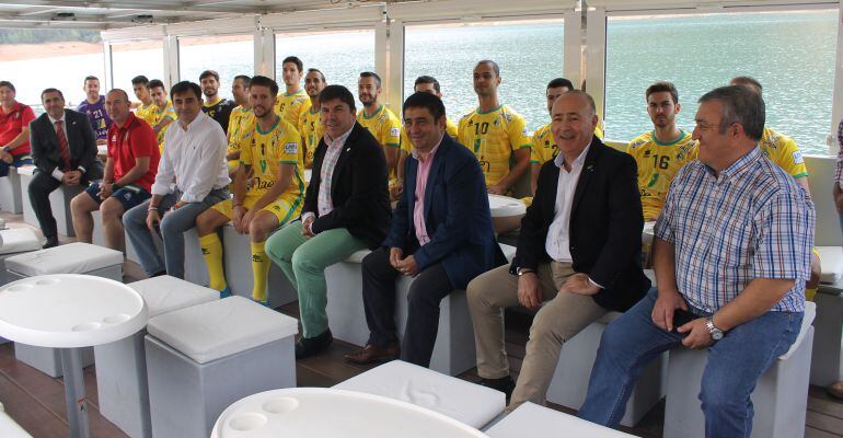 Directivos, cuerpo técnico y plantilla del Jaén Paraíso Interior durante su presentación oficial en El Tranco.