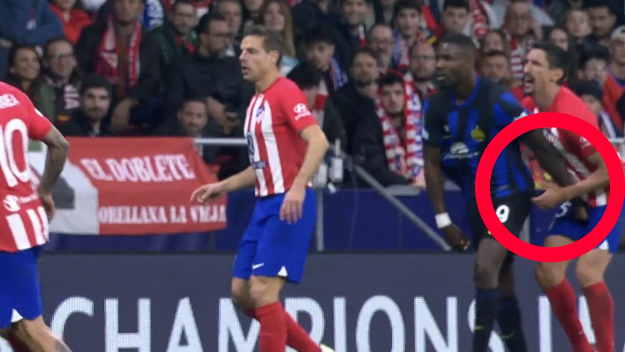 La acción de Marcus Thuram con Stefan Savic: el delantero del Inter se jugó la roja.