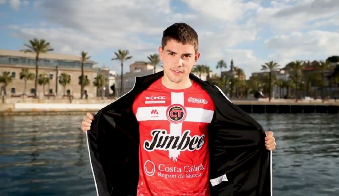 Mellado con la nueva camiseta en el puerto cartagenero