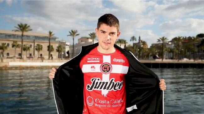 Mellado con la nueva camiseta en el puerto cartagenero
