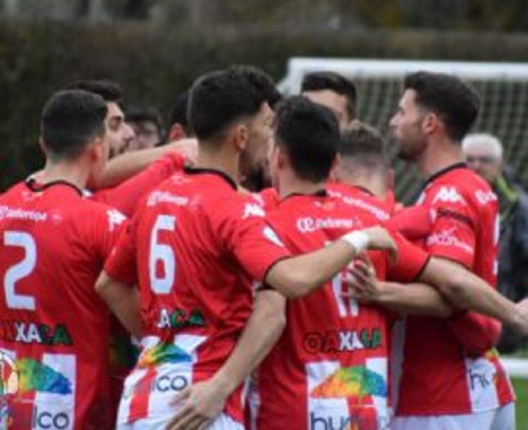 Jugadores rojiblancos celebrando una victoria