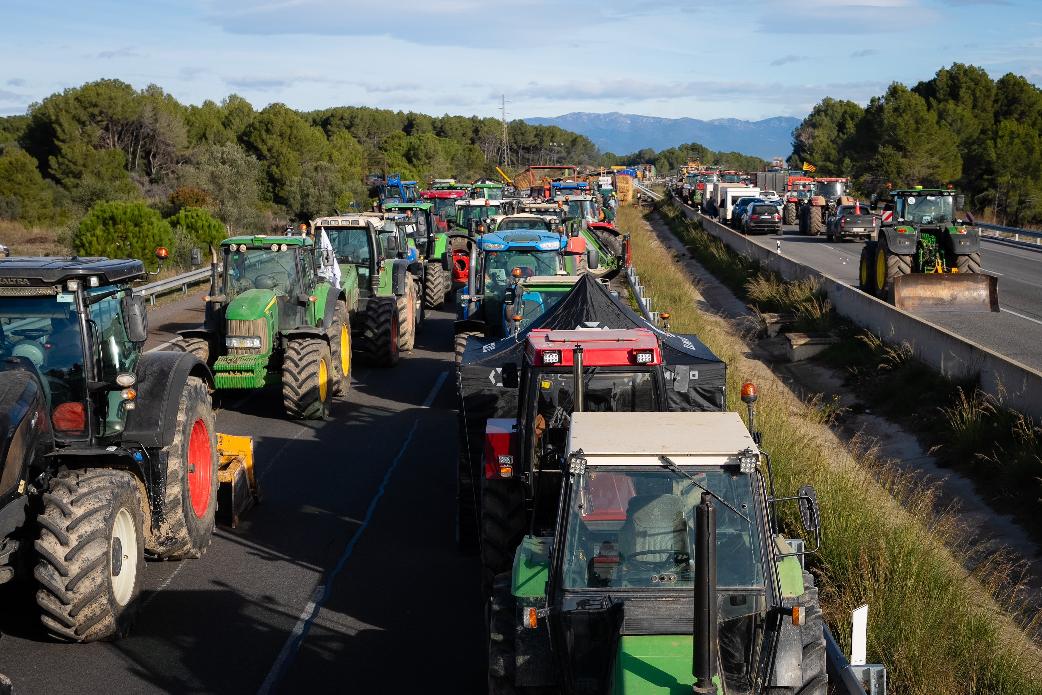 Decenas de agricultores de Revolta Pagesa cortan desde esta madrugada la autopista AP-7 y la carretera N-II en Pontós (Girona). EFE/David Borrat