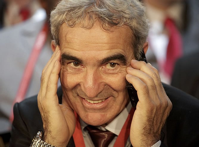 Raymond Domenech, el seleccionador francés, habla por teléfono