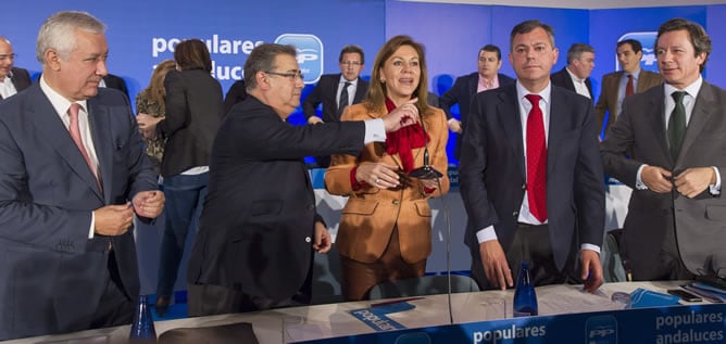 La secretaria general del PP, María Dolores de Cospedal, clausura acompañada por el vicesecretario general de Política local y Autonómica, Javier Arenas; el presidente del PP andaluz, Juan Ignacio Zoido; el secretario regional, José Luis Sanz y el respons