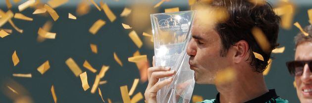 Federer besa el trofeo de Miami