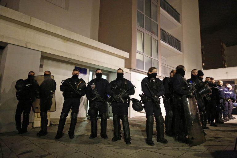 Police officers secure access to a residential building during investigations in the eastern French city of Reims January 8, 2015, after the shooting against the Paris offices of Charlie Hebdo, a satirical newspaper. An 18-year old man sought by police over Wednesday&#039;s shooting attack at the magazine handed himself voluntarily to police in northeastern France, an official at the Paris prosecutor&#039;s office said. Police are hunting three French nationals, including brothers Said Kouachi, born in 1980; Cherif Kouachi, born in 1982; and Hamyd Mourad born in 1996, after suspected Islamist gunmen killed 12 people. REUTERS/Jacky Naegelen (FRANCE - Tags: CRIME LAW MEDIA)