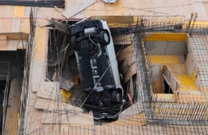 Un coche se precipita sobre unas obras en Las Palmas de Gran Canaria.