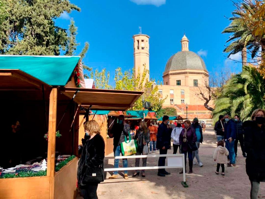 Imagen de las primeras horas de la quinta edición del Mercat de Nadal con la iglesia de San Mauro y San Francisco al fondo