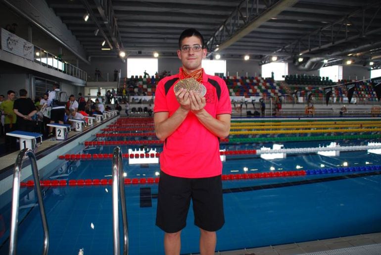 Luis Paredes muestra las seis medallas que consiguió en Castellón