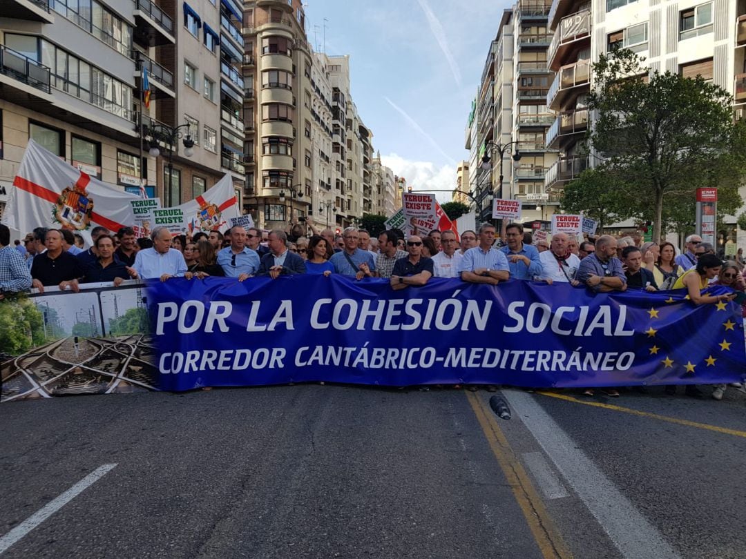 Manifestantes entre los que están el alcalde de Valencia, Joan Ribó, y la alcaldesa de Teruel, Emma Buj o el presidente de Cave-Cova, la Confederación de Asociaciones Vecinales, Juan Antonio Caballero