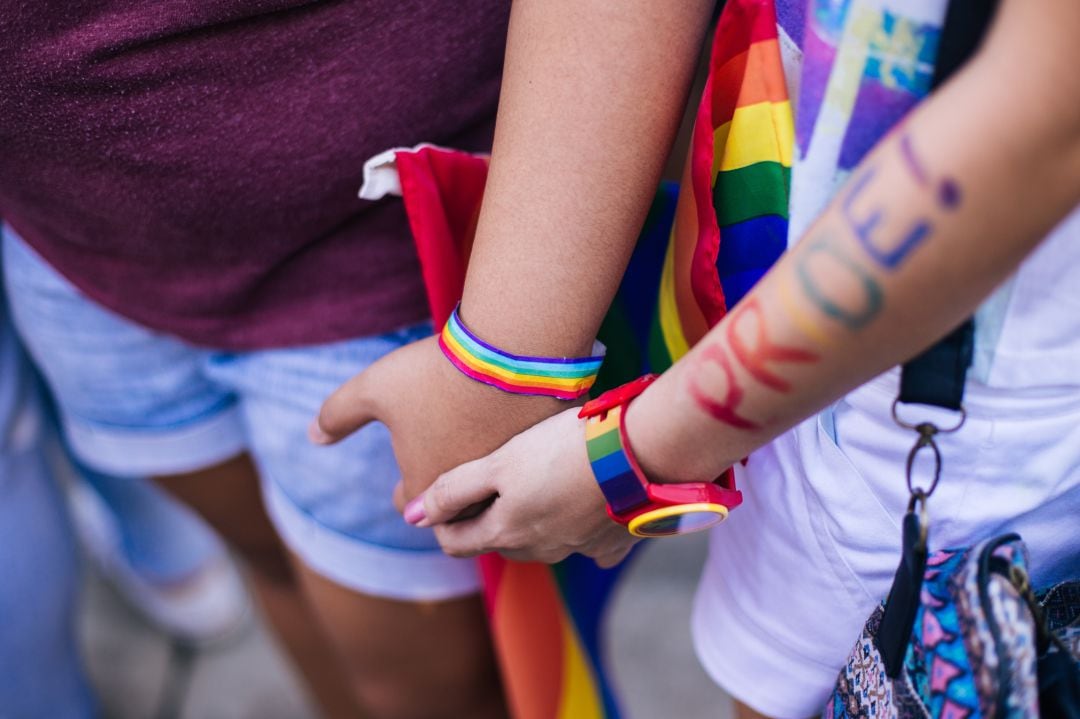 Dos hombres cumplirán una pena de seis meses de prisión por insultar y pegar a una pareja homosexual que estaba cogida de la mano en la puerta de un pub de la localidad valenciana de Picassent