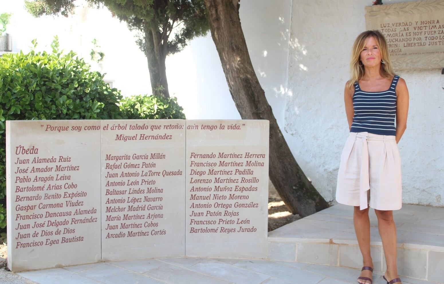 La concejala de Urbanismo, Maricarmen García, en la visita a las obras del monumento en el Cementerio de Úbeda.