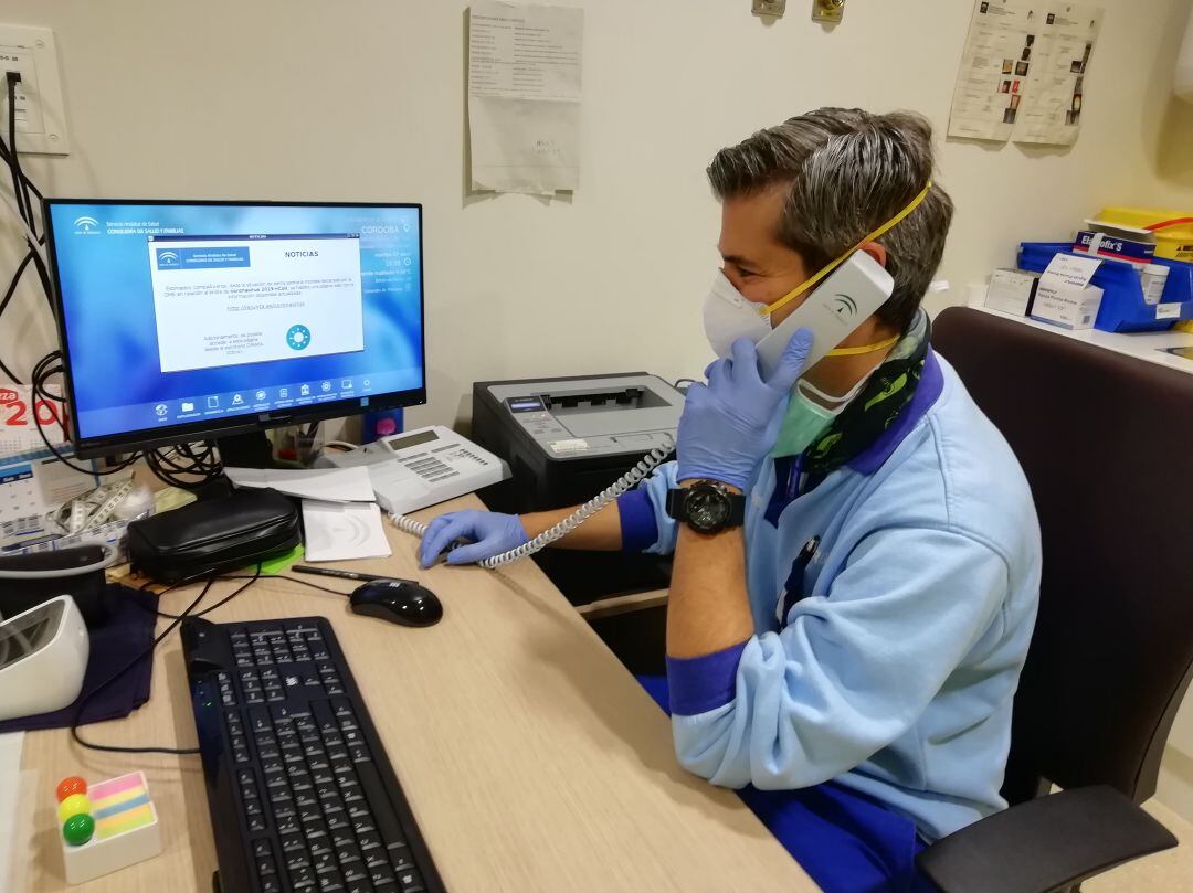 Un médico atendiendo una consulta telefónica en uno de los Centros de Salud del Distrito Sanitario Córdoba