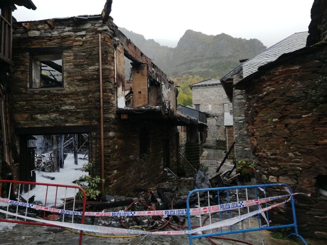 Casa incendiada el pasado mes de octubre en Peñalba