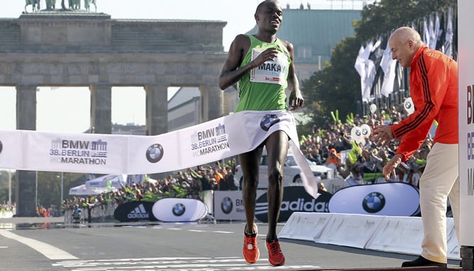 El keniata Patrick Makau cruza la línea de meta para ganar la 38 edición de la maratón de Berlín en Alemania hoy, domingo, 25 de septiembre de 2011. Makau ha batido el récord de la maratón, que hasta ahora tenía el etíope Haile Gebrselassie desde 2008, po