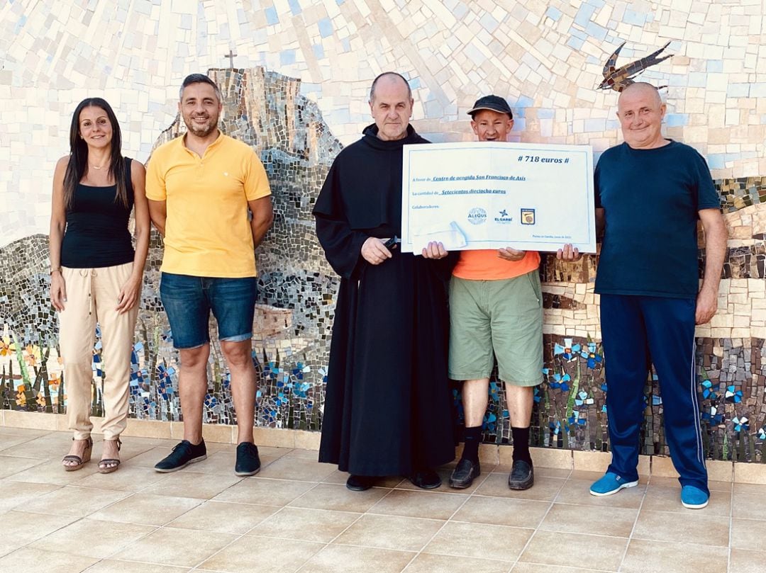 Paula Mascarell y Alejandro Galera en el donativo realizado al  Centro de Acogida San Francisco de Asís de Palma de Gandia 