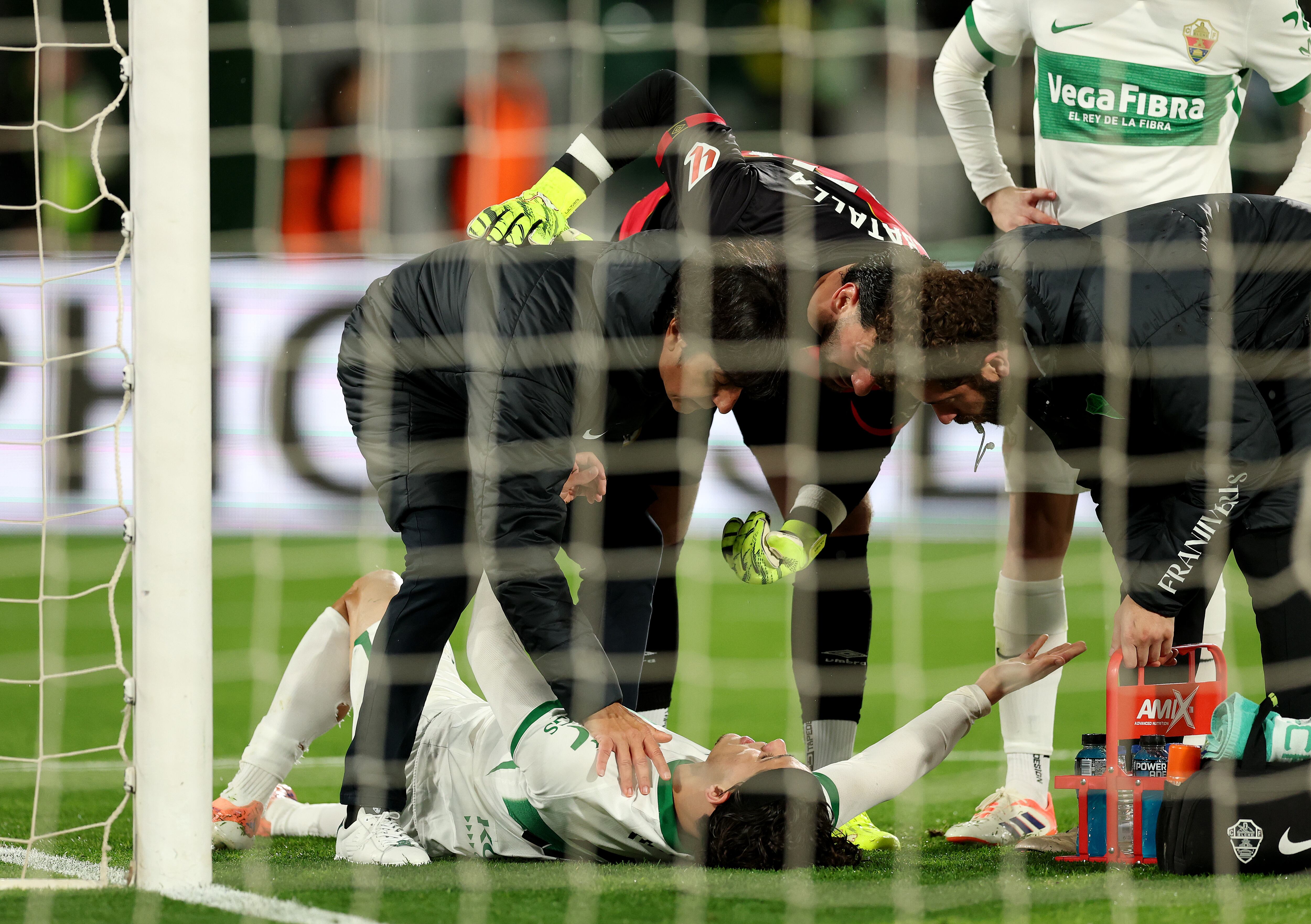 Hector Fort siendo atendido por el cuerpo técnico(Photo by Clive Brunskill/Getty Images)