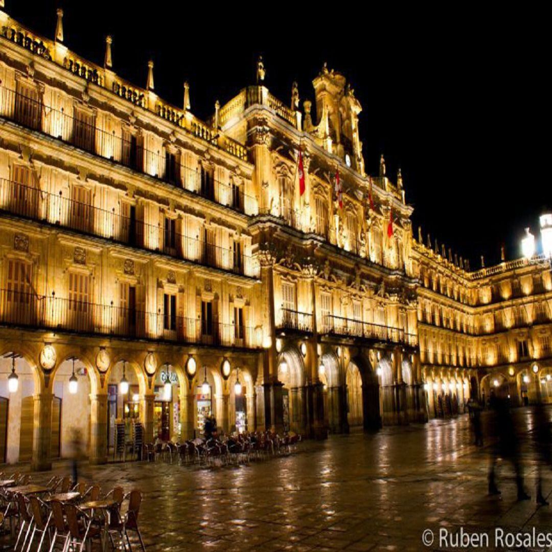 Vista nocturna del Ayuntamiento de Salamanca en la Plaza Mayor.