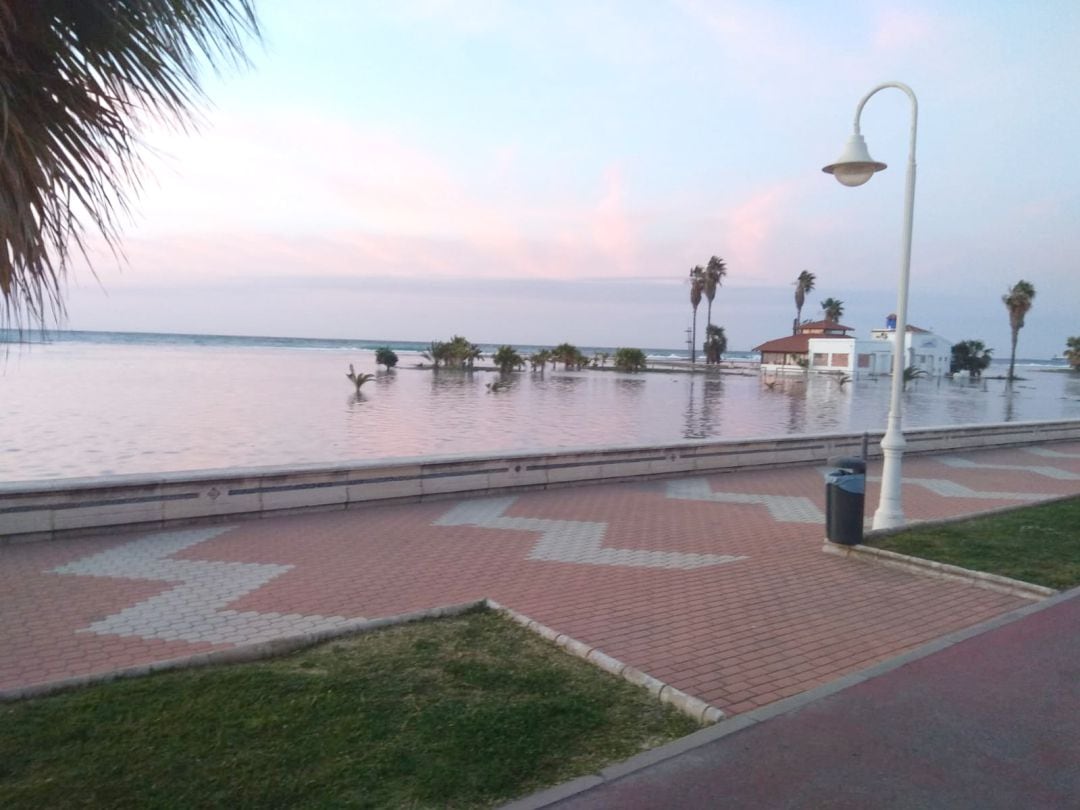 Imagen de la Playa de Poniente de Motril tras el último temporal