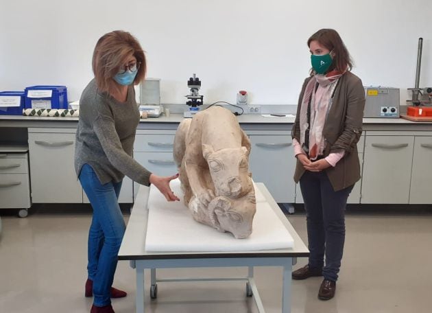 La directora del Museo Arqueológico, Lola Baena, y la delegada de Cultura de la Junta, Cristina Casanueva.