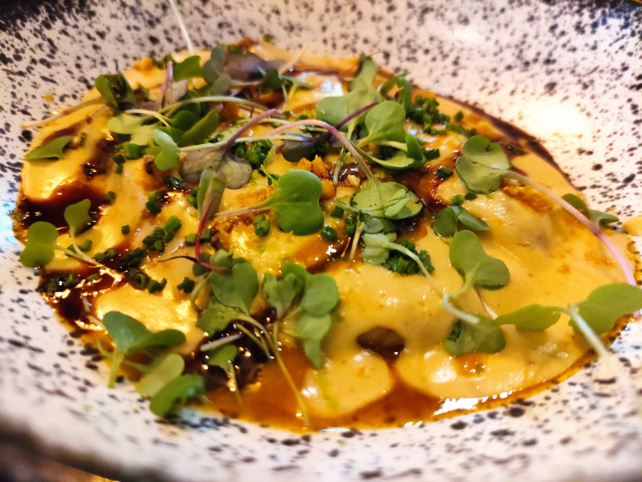 Canelón con manitas de cerdo y langostino agripicante