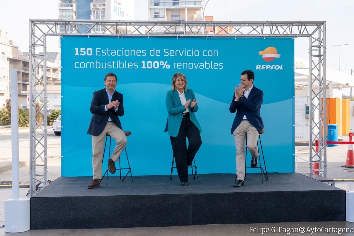 La alcaldesa de Cartagena, Noelia Arroyo, junto al director ejecutivo de Movilidad Iberia de Repsol, José Barreiro; y el director del complejo industrial de Repsol en Escombreras, Antonio Mestre.