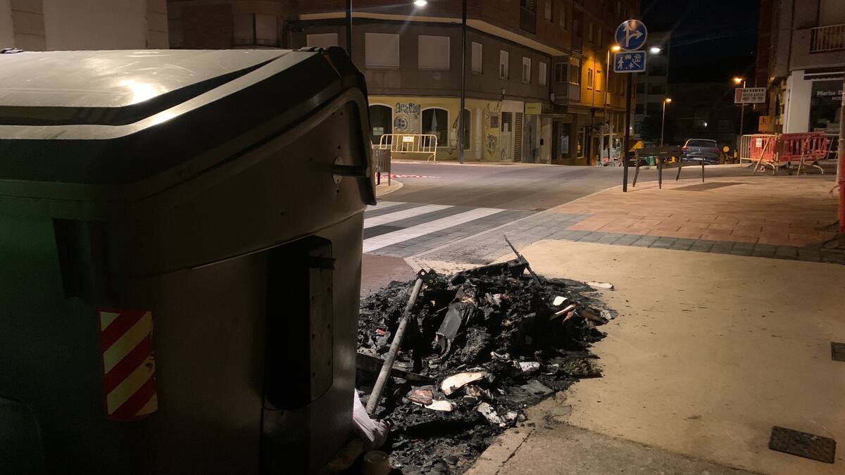 Calcinan un contenedor al lado de las obras de la Calle Real, que este lunes se inauguran