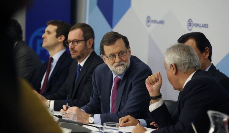 De izquierda a derecha, el vicesecretario general de Comunicación del Partido, Pablo Casado; el vicesecretario de Política Social y Sectorial, Javier Maroto; el presidente del Gobierno, Mariano Rajoy; el coordinador general del Partido Popular, Fernando Martínez-Maíllo; el vicesecretario de Política Autonómica y Local del PP, Javier Arenas; durante la reunión de la Junta Directiva Nacional del PP.