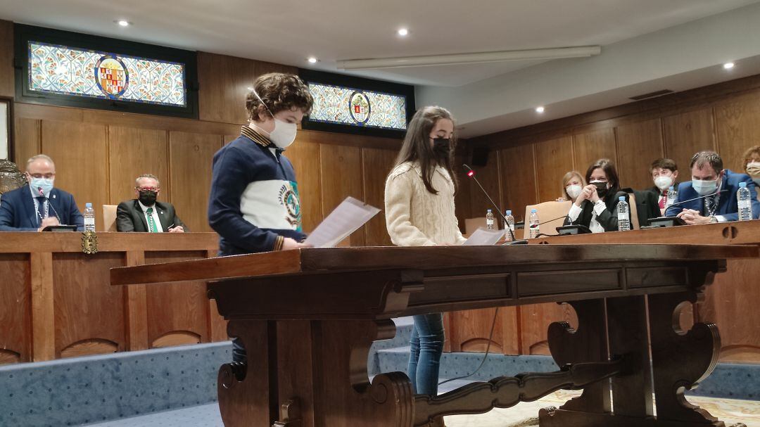 Mateo e Iria en su intervención en el acto de la Constitución