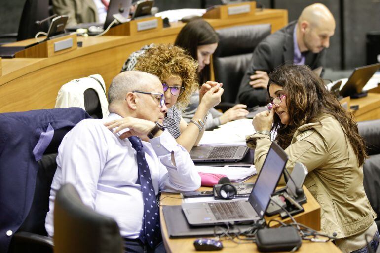 Parlamentarios de UPN conversan en la cámara