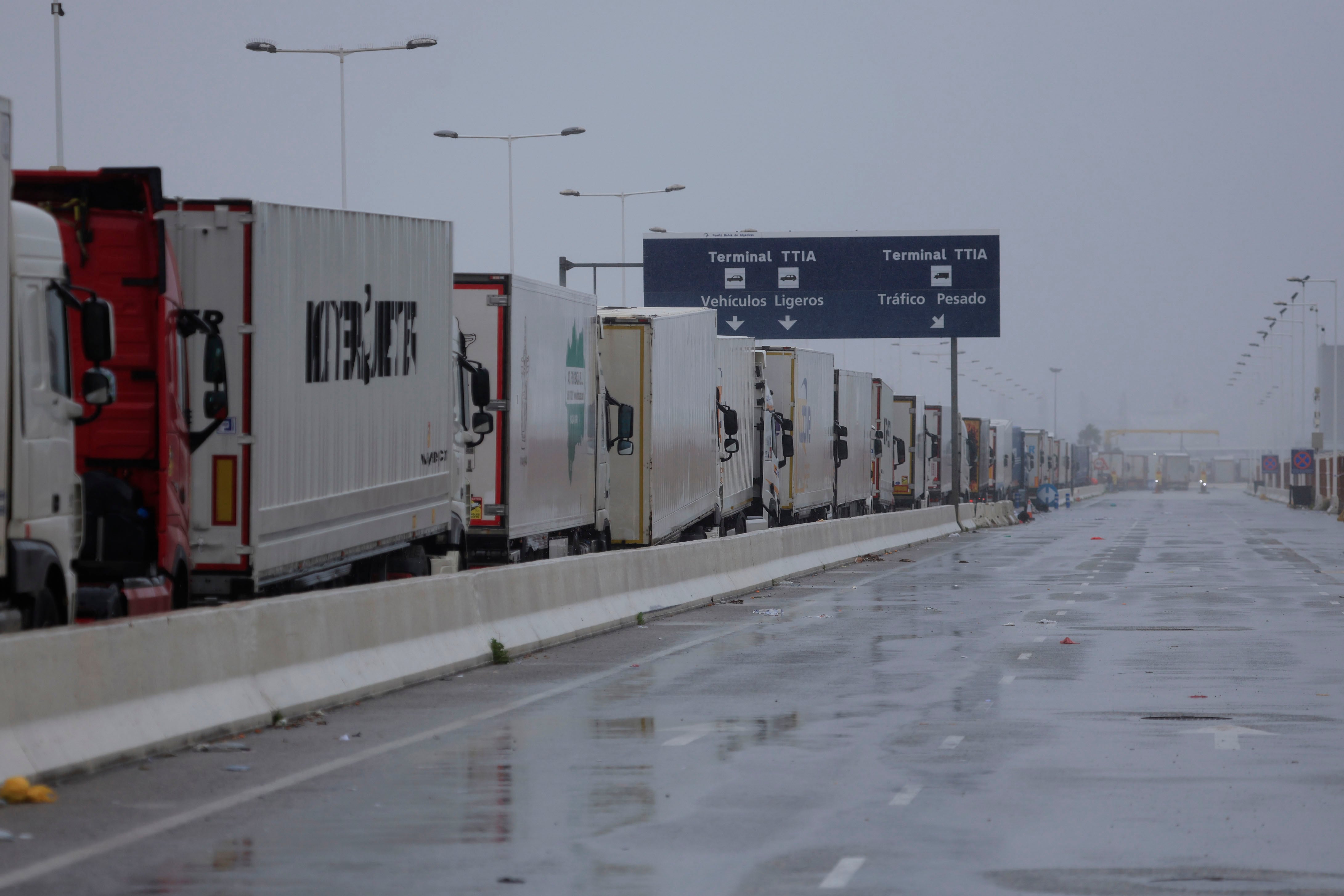 ALGECIRAS (ESPAÑA), 27/01/2026.- Se acumulan camiones aparcados en el puerto de Algeciras desde que se cancelaran todas las comunicaciones marítimas en el Estrecho de Gibraltar a consecuencia de la borrasca Joseph. EFE/A.Carrasco Ragel.